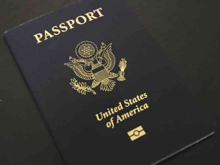 Cittadinanza negata a un giovane messicano perché non sa leggere: ma lui è cieco