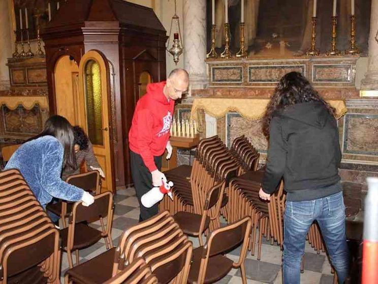 Il vescovo Raspanti igienizza sedie e panche in cattedrale