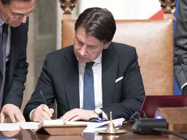 Scontri, soffiate, lacrime. Poi la firma. La lunga notte di Palazzo Chigi