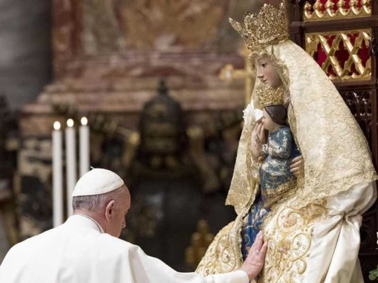 Il Papa affida l'Italia e il mondo alla protezione di Maria
