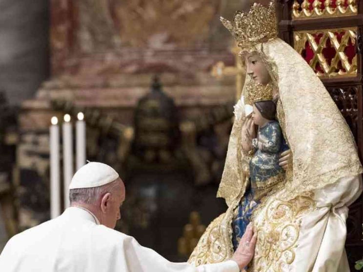 Il Papa affida l'Italia e il mondo alla protezione di Maria