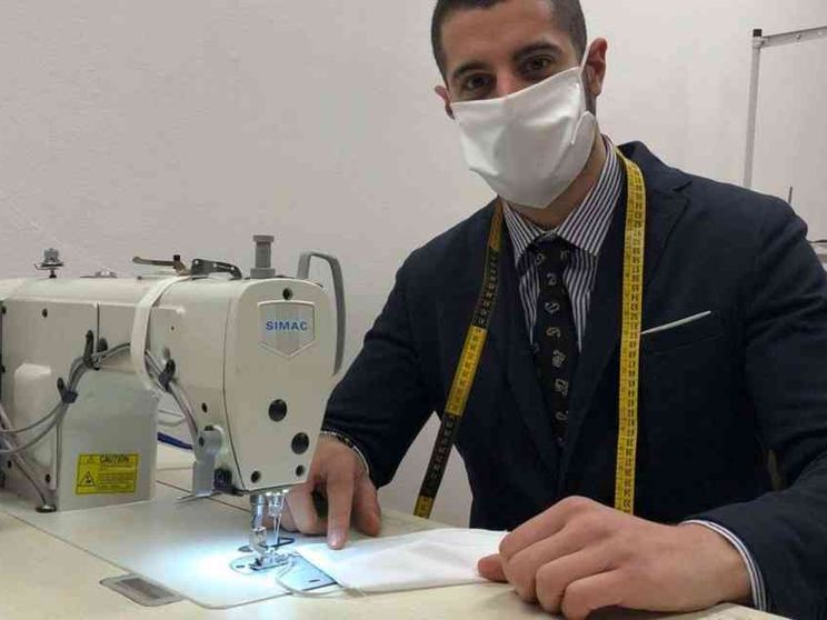 Le "mascherine solidali" di tessuto: il regalo di un sarto alla Caritas