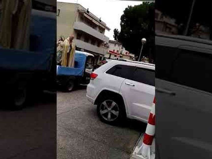 Bibione, la Madonna pellegrina tra le case del paese