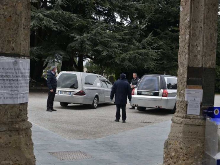 Funerali senza Messa e «ristretti»? Ma la Chiesa c’è. E anche la comunità