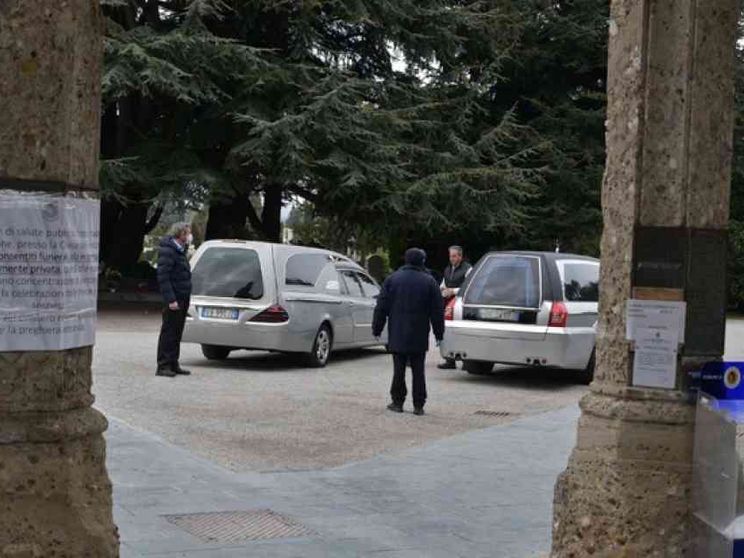 Funerali senza Messa e «ristretti»? Ma la Chiesa c’è. E anche la comunità