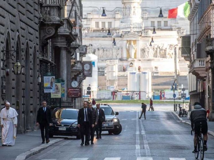 Papa Francesco "pellegrino" in preghiera per la fine della pandemia