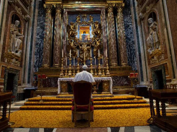 Il cardinale e il rettore "sorpresi" dal Papa: «Pellegrino di fede e di speranza»