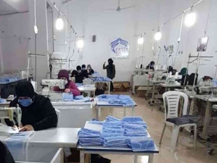 Coronavirus, ecco le donne siriane in una fabbrica a produrre mascherine