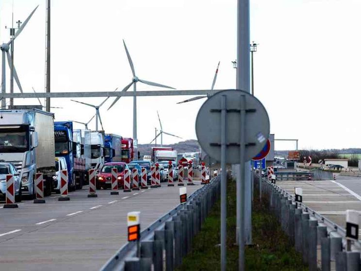 Von der Leyen: stop ai viaggi verso la Ue. La Francia sospende Schengen