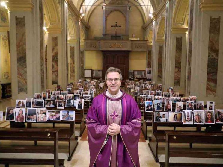 Il parroco celebra Messa con le foto dei parrocchiani