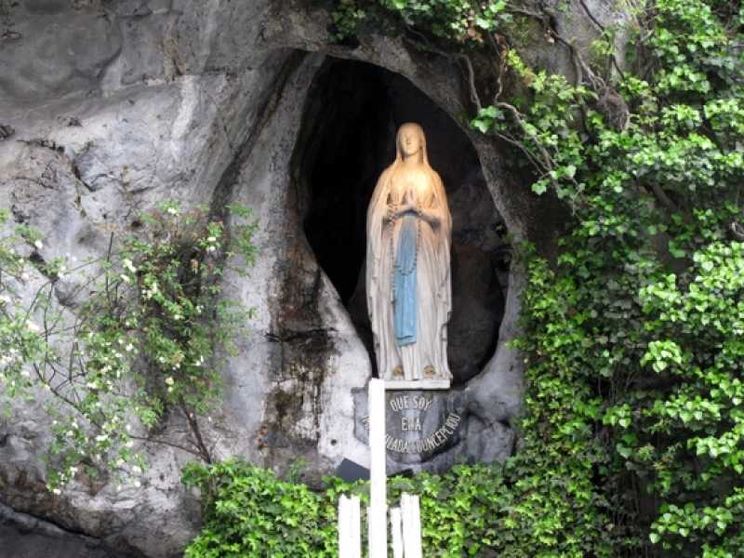 Lourdes chiude, è la prima volta. Ecco perché (ma il suo popolo c'è)