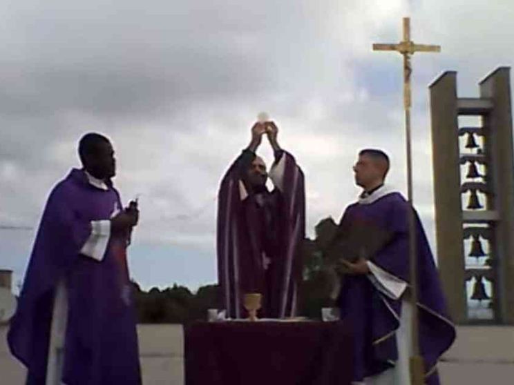 Dalla Messa sul tetto alla sitcom dei preti. La parrocchia col sorriso di Dio