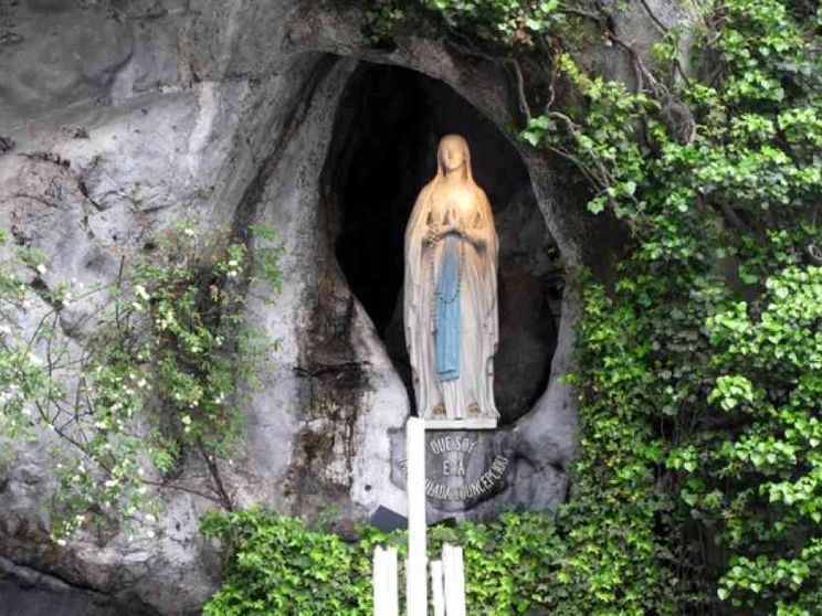 Lourdes chiude, è la prima volta. Ecco perché (ma il suo popolo c'è)