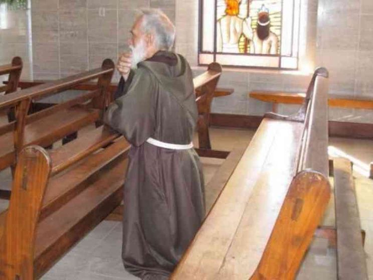 Il frate: "Metto il telefono sulle salme e prego insieme ai parenti"