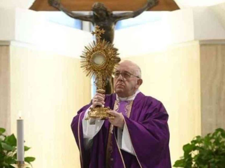 Papa prega per i medici e gli operatori sanitari che stanno dando la vita