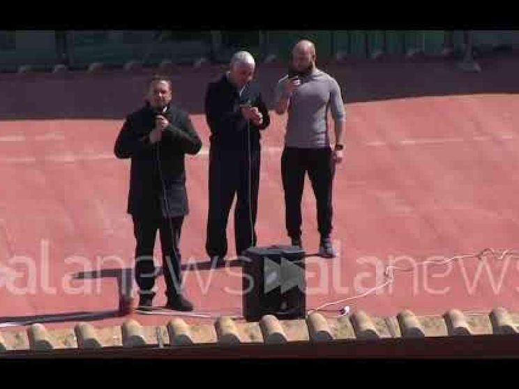 Napoli, i parroci sul tetto per pregare, dai balconi commozione e applausi