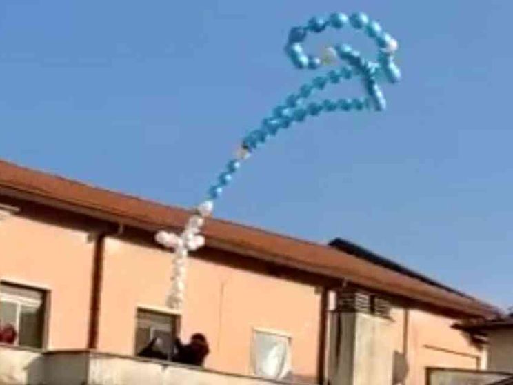 Dalle suore il "Rosario sui tetti" fatto di palloncini