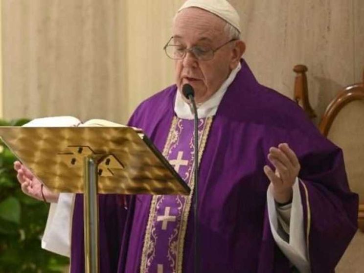 Il Papa prega per i medici e i sacerdoti morti per assistere i malati