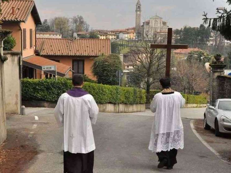 In Lombardia due sacerdoti “benedicono” i paesi con il crocifisso