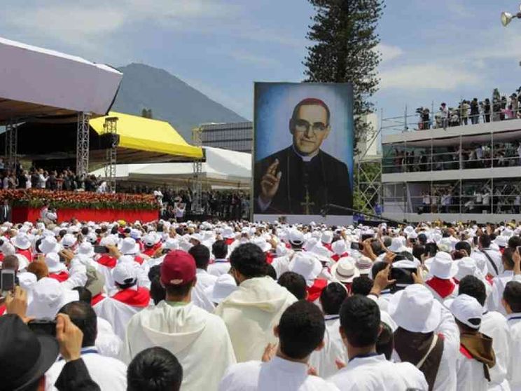 Il suo popolo illumina la memoria di Romero
