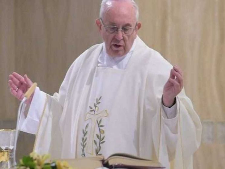 Il Papa prega per le suore che assistono i malati