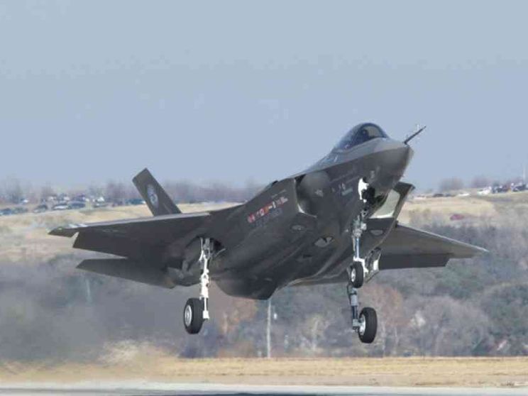 Ma le industrie delle armi restano in funzione, «perché essenziali»