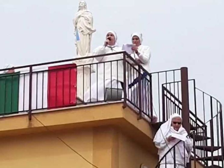 Palermo: le suore intonano l'Angelus sul tetto, applausi dai balconi