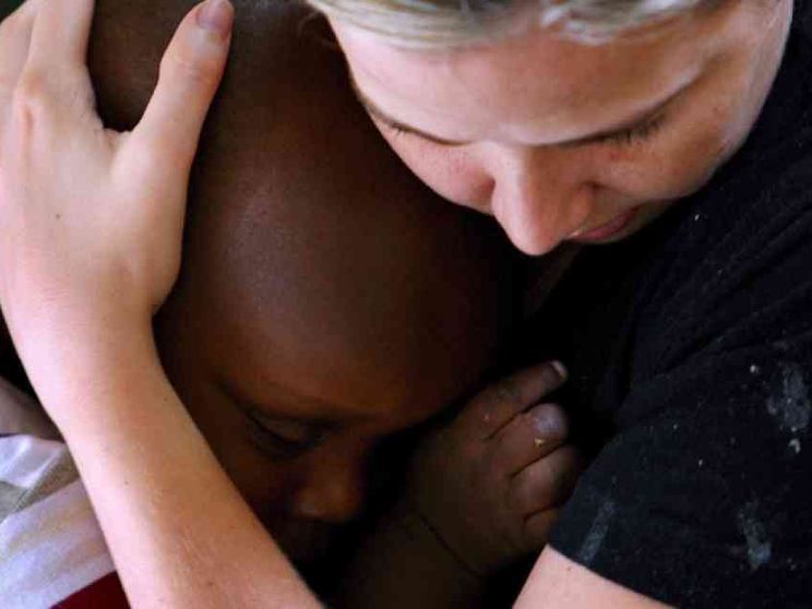 Adozioni, 44 coppie italiane bloccate all'estero