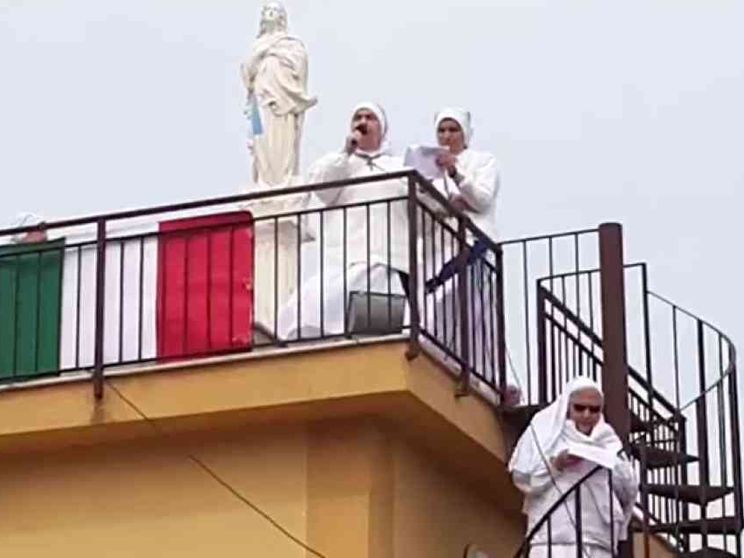 Palermo: le suore intonano l'Angelus sul tetto, applausi dai balconi