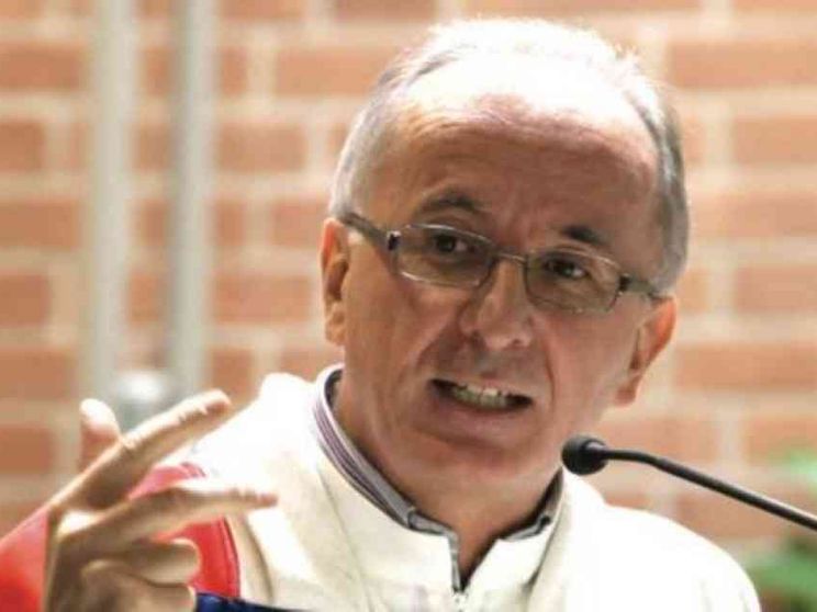 Il vescovo di Pinerolo: "Mi intubano, pregate per me"