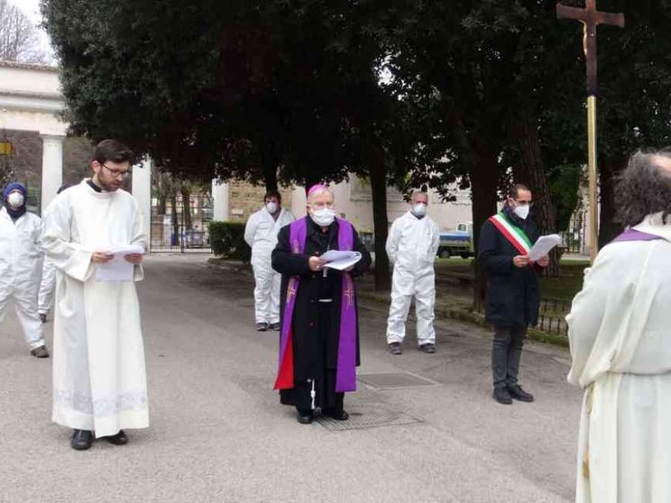 I vescovi nei cimiteri in preghiera per le vittime