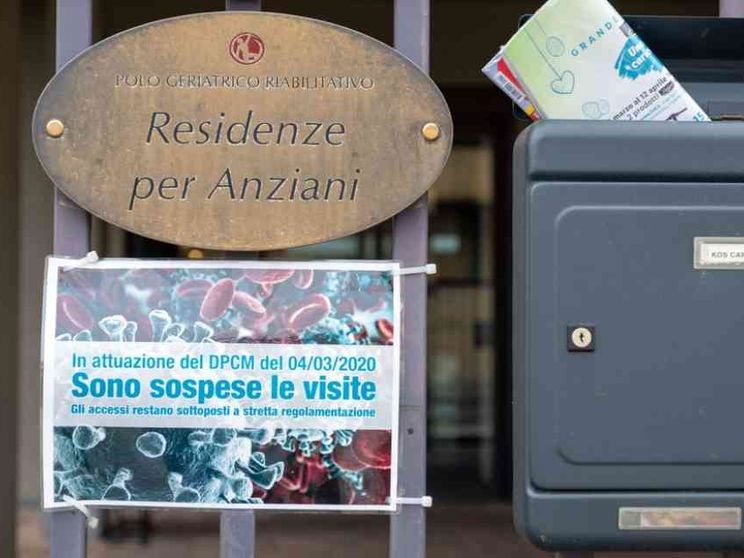 Anziani, le morti silenziose in casa e nelle residenze di cura