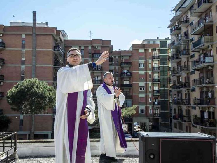 Sui tetti di Roma (e dalle finestre) la supplica alla Madonna di Pompei