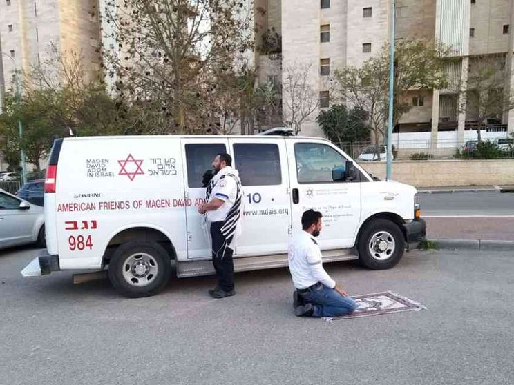 Uno ebreo, l'altro musulmano: i due paramedici pregano assieme