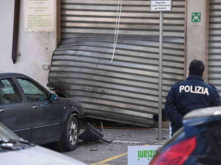 Foggia, bomba mafiosa in pieno giorno malgrado l'emergenza Covid-19