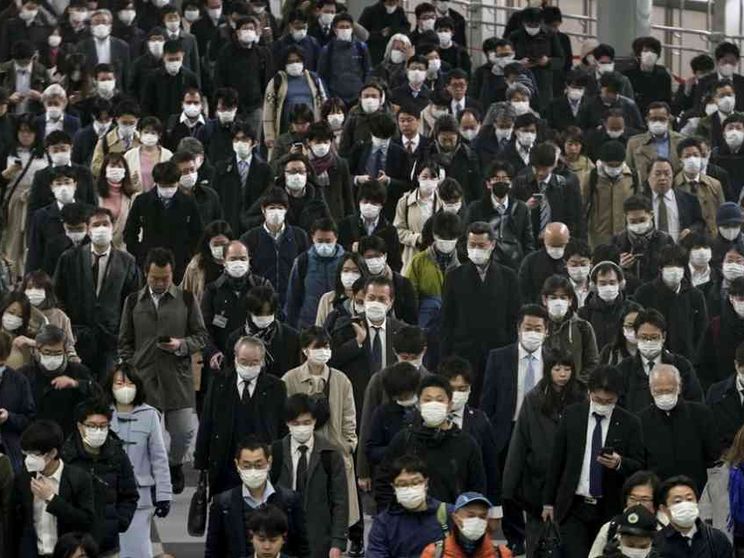 Il Giappone di Abe teme quasi più i tamponi della pandemia