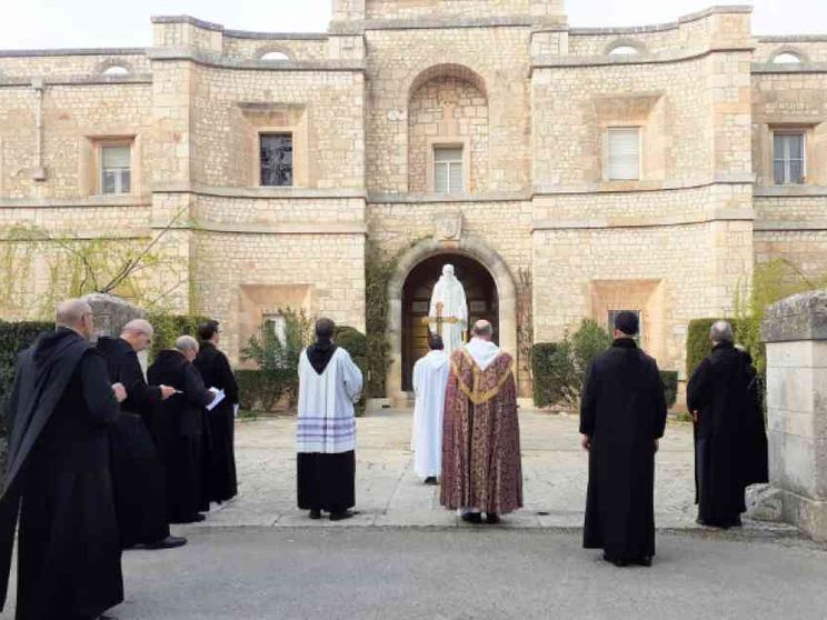 Coronavirus, a Noci i monaci riscoprono l'antico rito delle Rogazioni