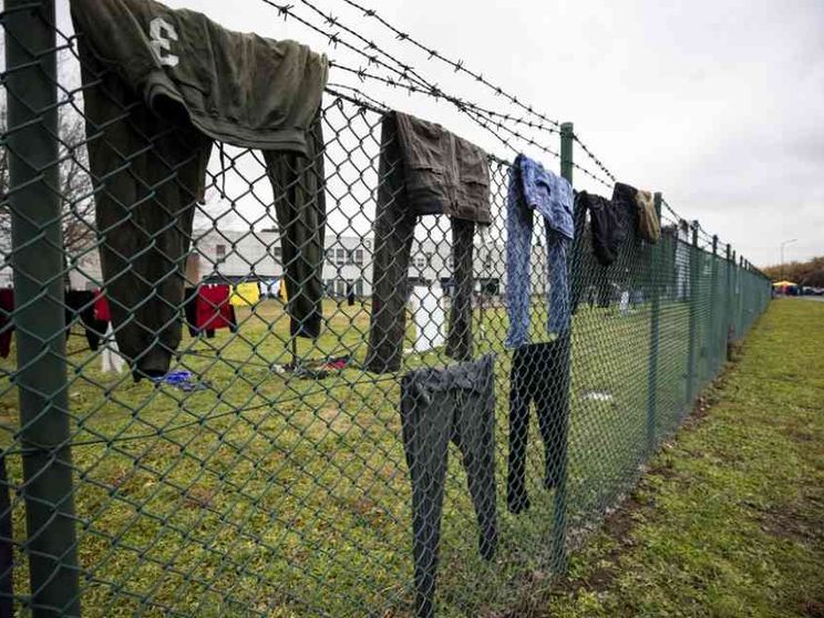 Il Viminale: i migranti restino nei centri anche senza titolo