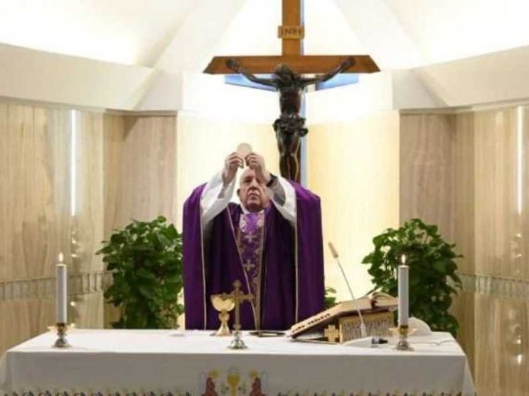 Papa prega per chi aiuta a risolvere povertà e fame causate dal Covid-19