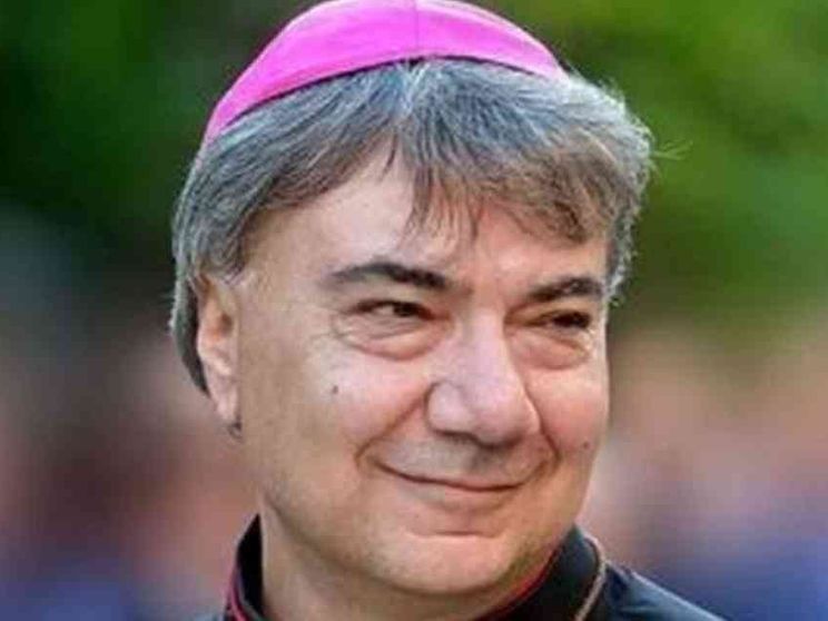 Don Battaglia: «Il vitello d'oro ha tradito. La Chiesa resta con l'uomo»