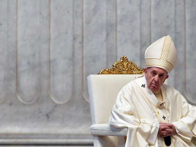 Papa Francesco: preti, medici, infermieri santi della porta accanto