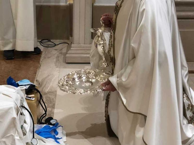 E il parroco fa la lavanda dei piedi ai medici