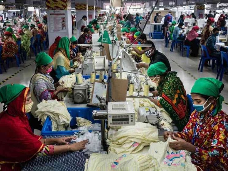 Le tre valanghe dell'epidemia in Asia sugli operai tessili delle griffe