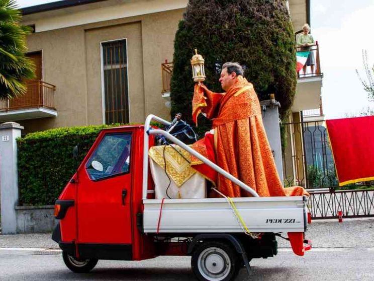 Don benedice il paese dall’Ape. «Porto Cristo fra la gente bloccata»