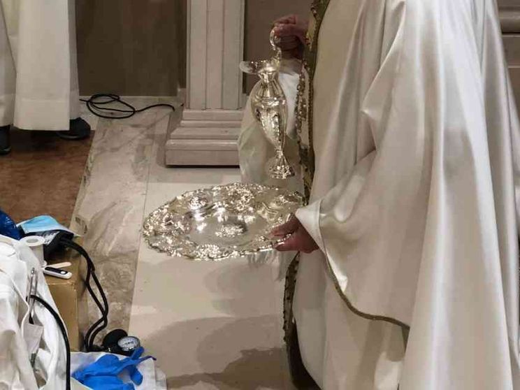 E il parroco fa la lavanda dei piedi ai medici