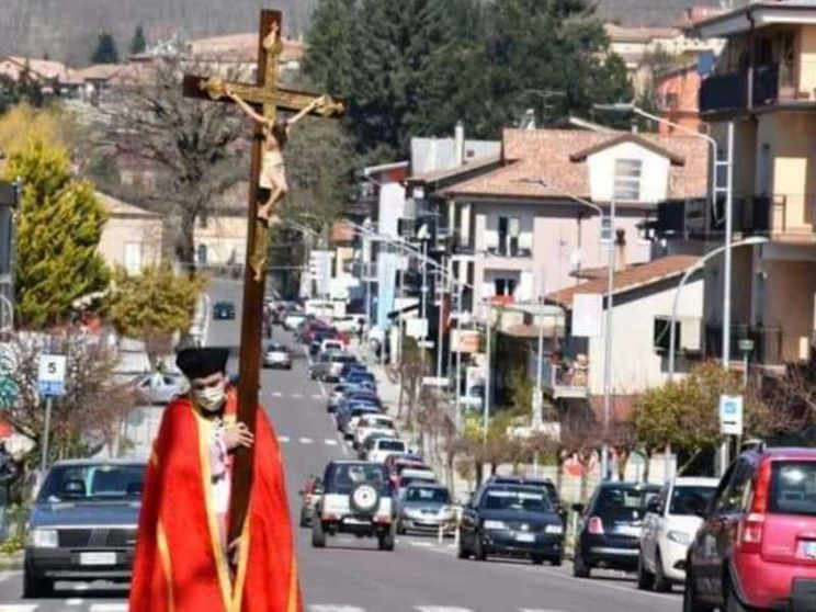 Via Crucis solitaria di don Roberto per le strade di Soveria Mannelli