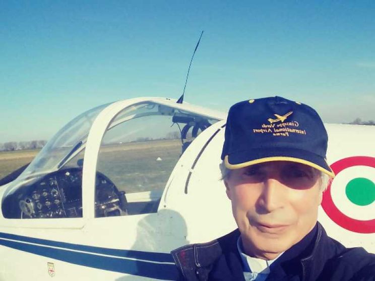 Il prete pilota abbraccia dal cielo e dal campanile i fedeli / Video