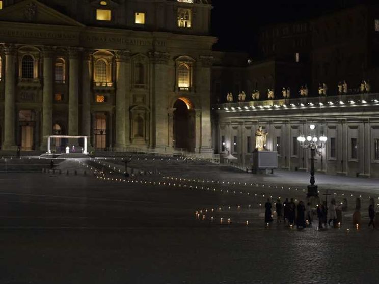 La Via Crucis con il Papa: in silenzio sui dolori del mondo