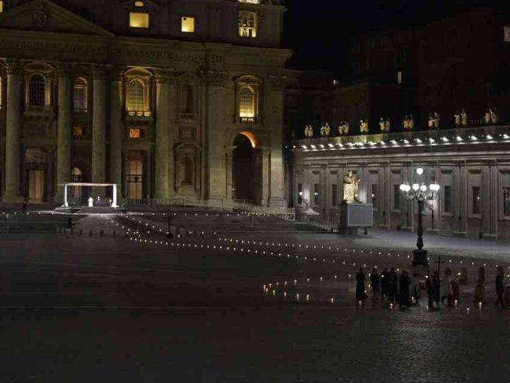 La Via Crucis con il Papa: in silenzio sui dolori del mondo