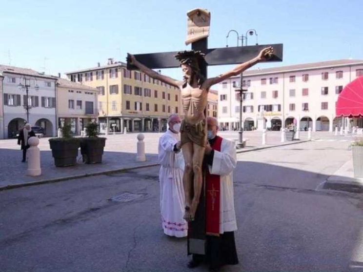 La Via Crucis a Brescello con il "Cristo parlante" di don Camillo